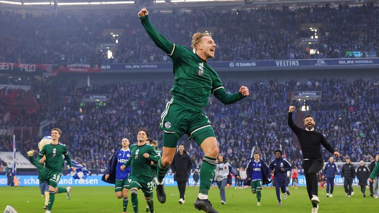 Timo Becker (FC Schalke 04) jubelt. 