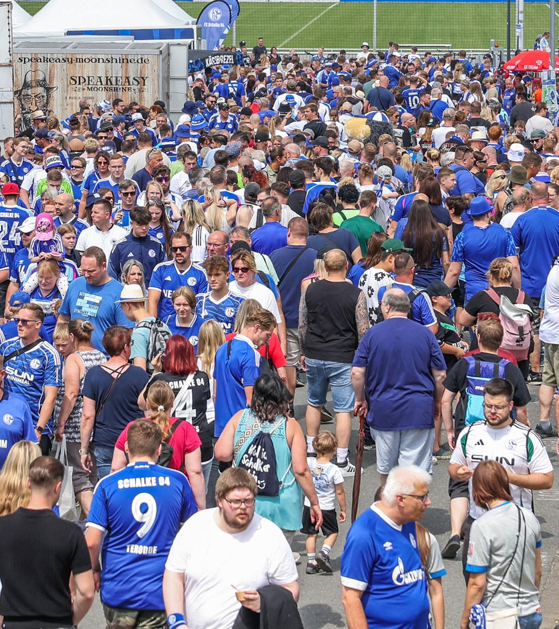 Zahlreiche Fans des FC Schalke 04 laufen durch die Gänge