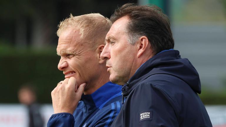 Trainer Karel Geraerts und Sportdirektor Marc Wilmots vom FC Schalke 04 unterhalten sich.