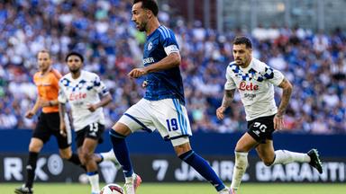 Kenan Karaman geht beim Testspiel gegen Atalanta Bergamo mit dem Ball nach vorne.