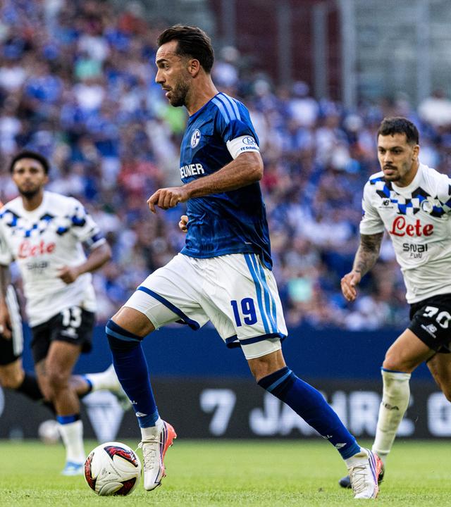 Kenan Karaman geht beim Testspiel gegen Atalanta Bergamo mit dem Ball nach vorne.