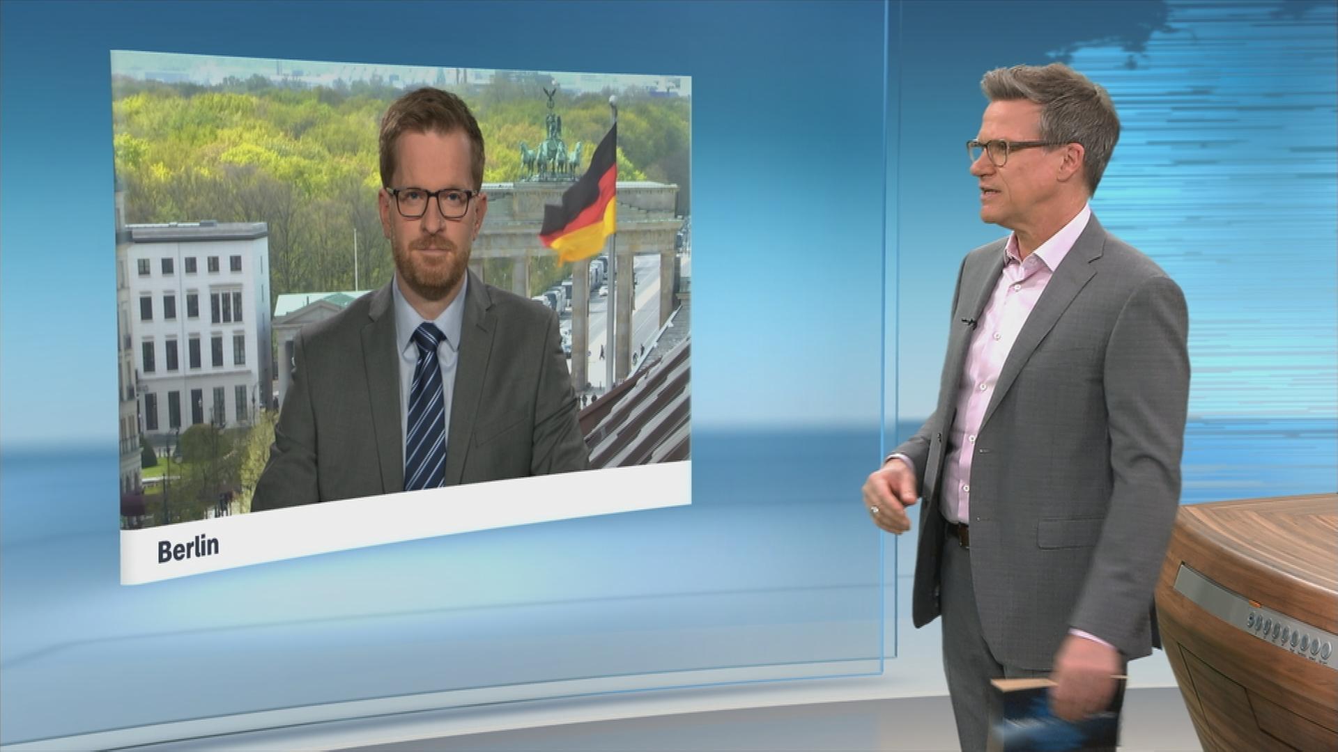 Auf dem Bild ist der Moderator Ralph Szepanski in einem Schaltgespräch mit Hauptstadtkorrespondent Bernd Benthin zu sehen.