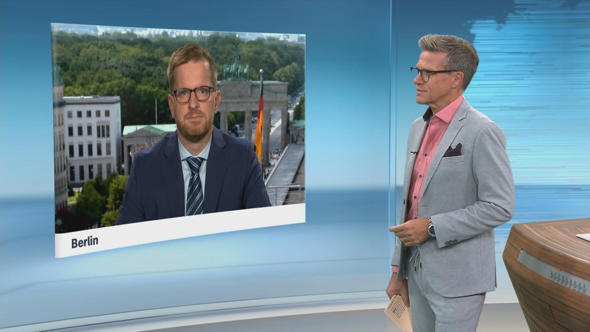 Auf dem Bild sind der Moderator und der Korrespondent Benthin aus Berlin in einem Schaltgespräch zu sehen.