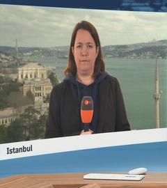 Moderatorin im Schaltgespräch mit Korrespondentin Phoebe Gaa