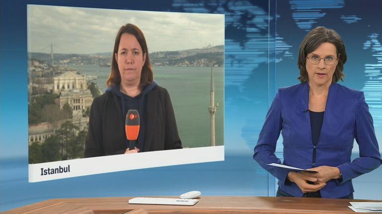 Moderatorin im Schaltgespräch mit Korrespondentin Phoebe Gaa