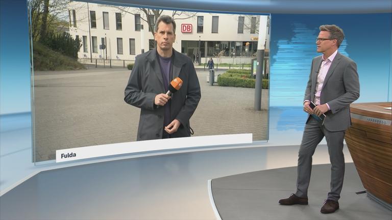 Auf dem Bild ist der Moderator Ralph Szepanski im Schaltgespräch mit Reporter Stefan Schlösser zu sehen.
