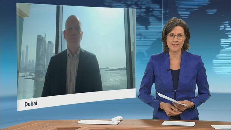 Moderatorin im Schaltgespräch mit Korrespondent Sven Rieken