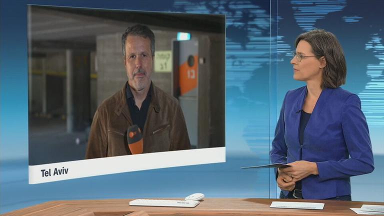 Moderatorin im Schaltgespräch mit Korrespondent Thomas Reichart