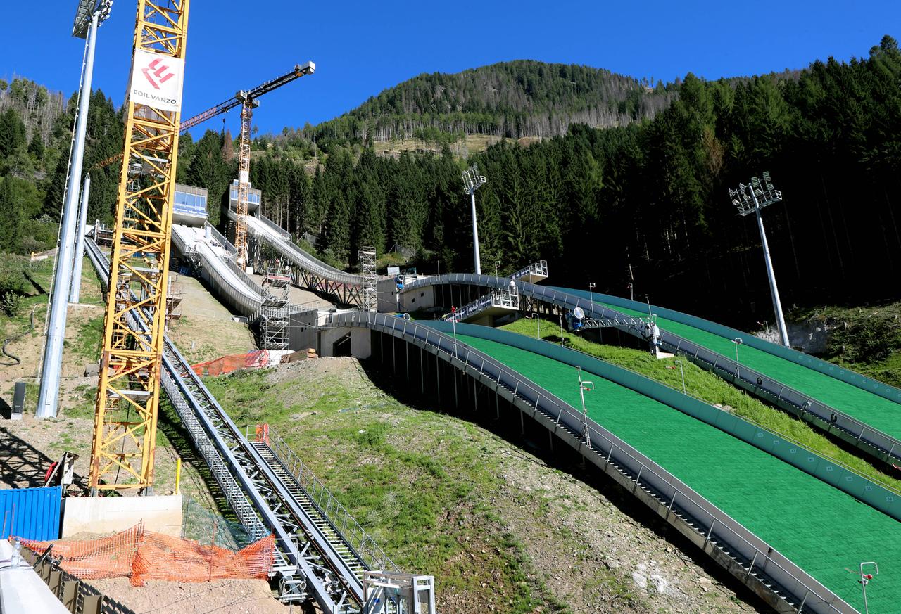 El salto de esquí recién construido en Predazzo en el Gran Premio de Verano de la FIS