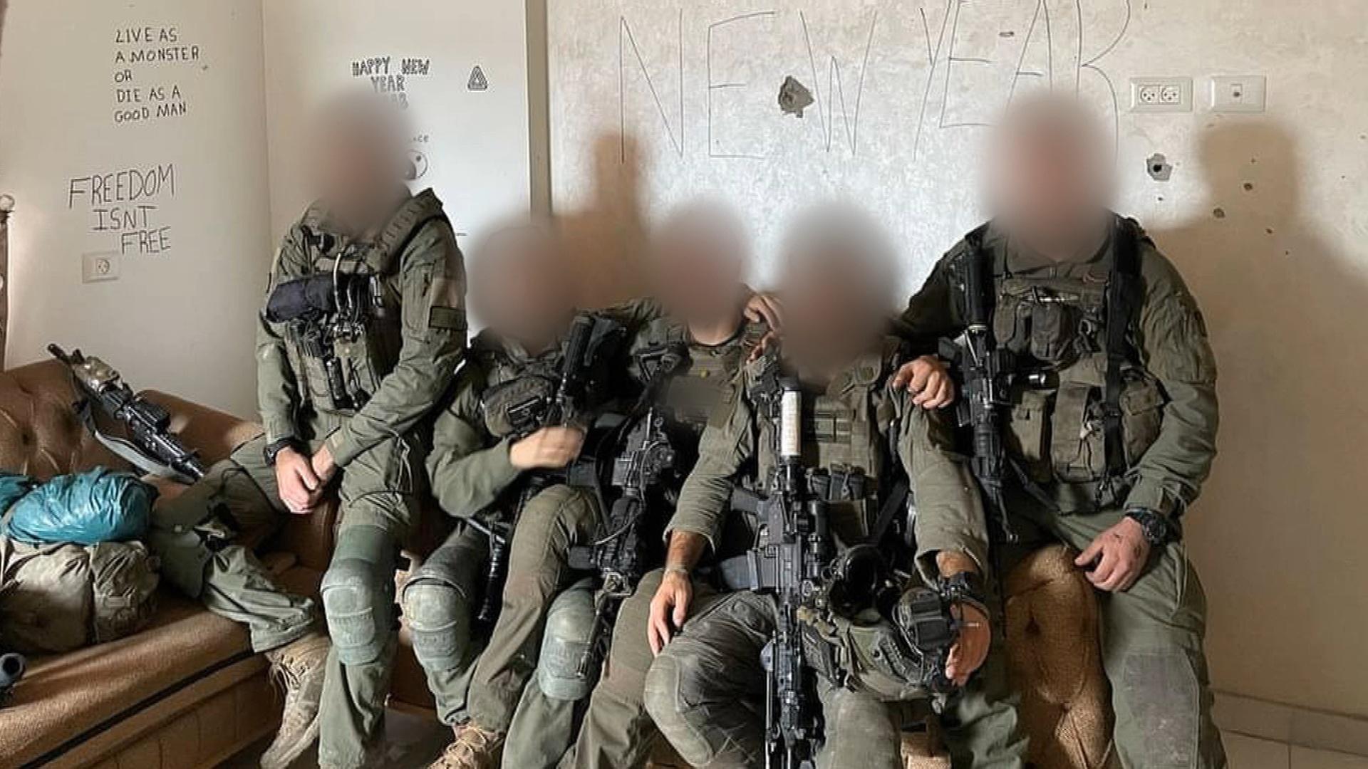 Im Einsatz im Gazastreifen: Daniel G. (2. v. rechts) und Sergeant D. (Mitte) mit drei Kameraden, hinten das informelle Logo der Gruppe
