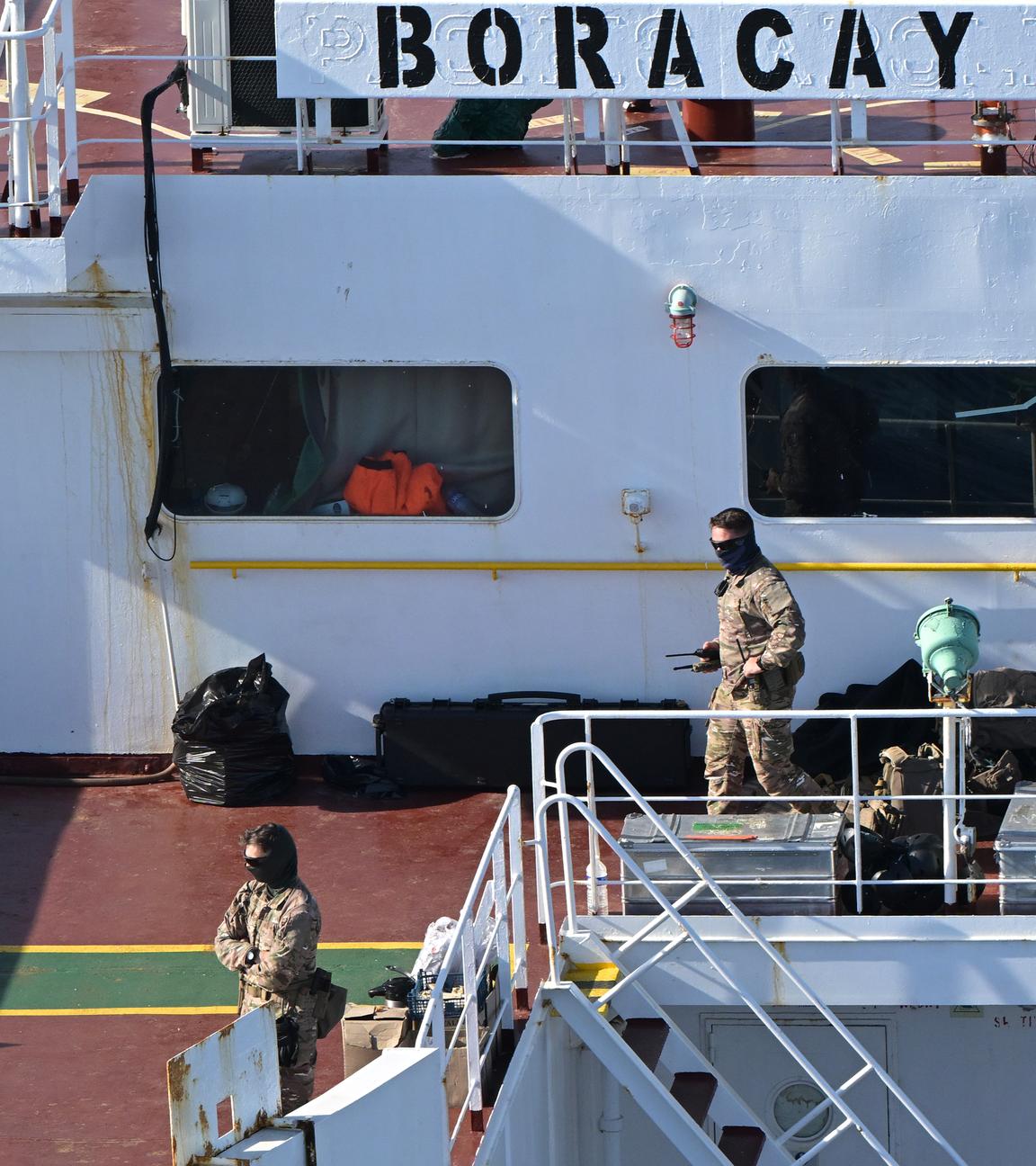 Dieses Luftbild, das am 1. Oktober 2025 vor der westfranzösischen Hafenstadt Saint-Nazaire aufgenommen wurde, zeigt französische Soldaten an Bord des Tankers der so genannten «Schattenflotte» Russlands.