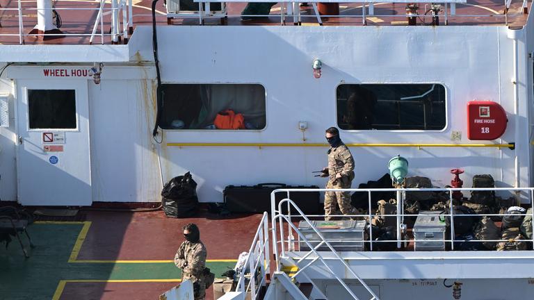 Dieses Luftbild, das am 1. Oktober 2025 vor der westfranzösischen Hafenstadt Saint-Nazaire aufgenommen wurde, zeigt französische Soldaten an Bord des Tankers der so genannten «Schattenflotte» Russlands.