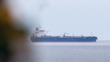 Blick auf den Tanker «Eventin» vor der Küste der Insel Rügen. 