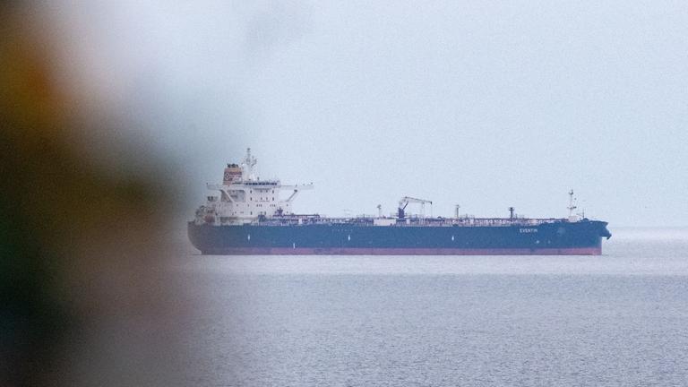 Blick auf den Tanker «Eventin» vor der Küste der Insel Rügen.