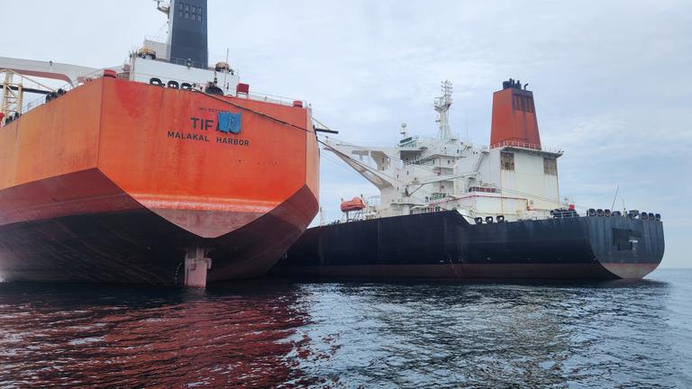 Zwei Schattentanker vor der Küste Malaysias