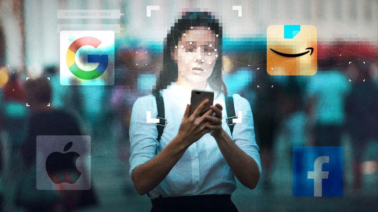 Computergrafik: Eine junge Frau hält ihr Smartphone in der Hand, um sie herum sind mehrere Apps von Google, Amazon, Facebook und Apple abgebildet.