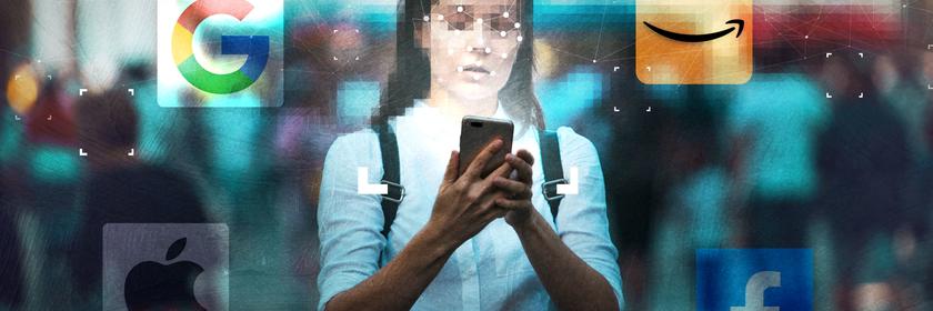 Computergrafik: Eine junge Frau hält ihr Smartphone in der Hand, um sie herum sind mehrere Apps von Google, Amazon, Facebook und Apple abgebildet.