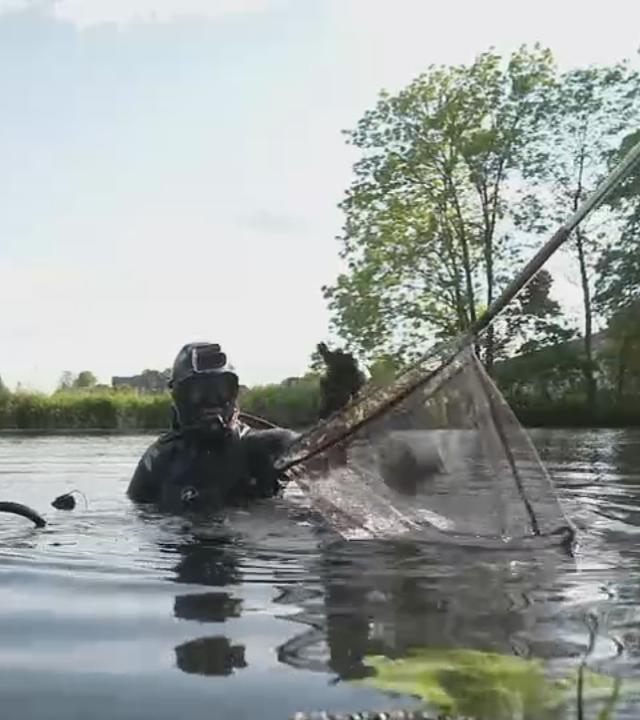 Taucher Patrick Döbbel im Wasser
