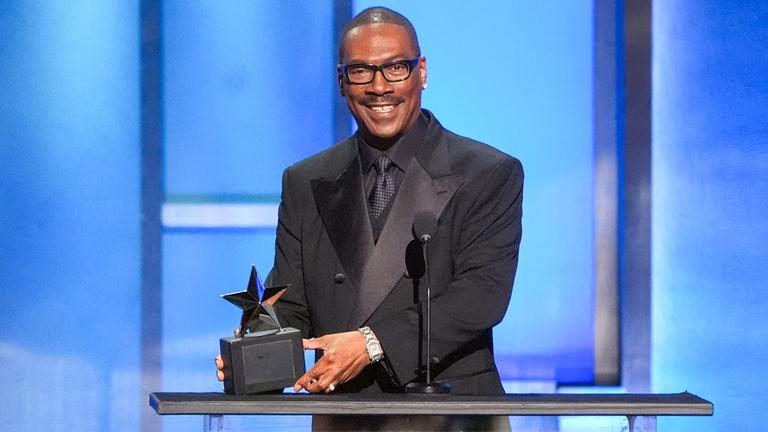 Schauspieler Eddie Murphy mit seiner Auszeichnung für sein Lebenswerk.