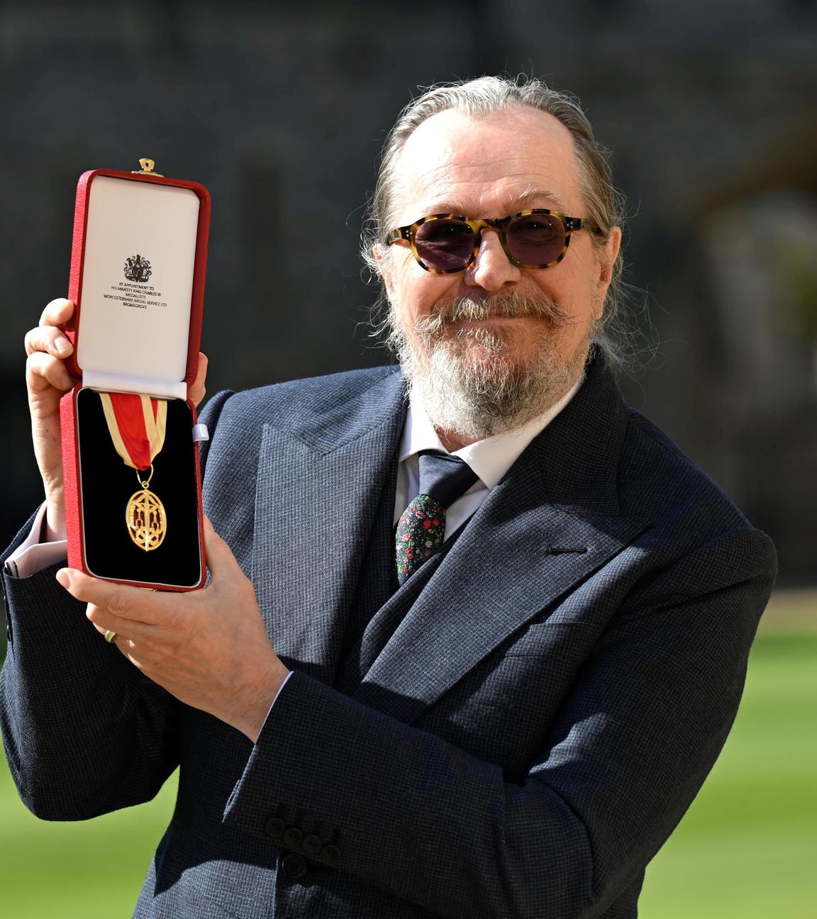 Prinz William schlägt Gary Oldman zum Ritter