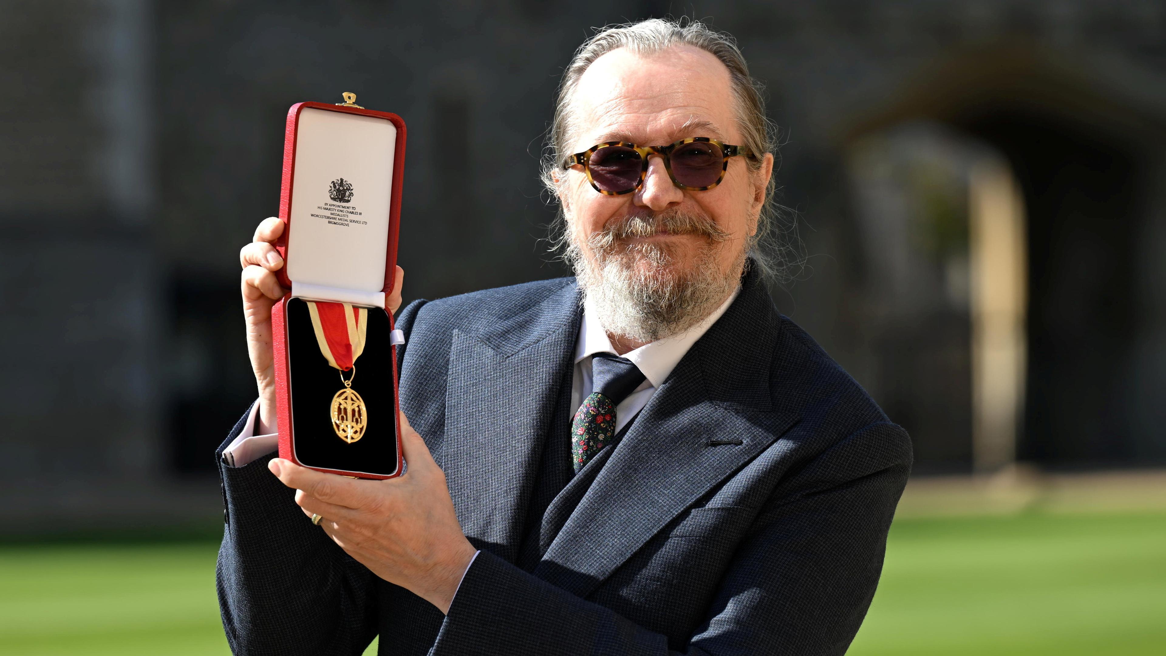 Prinz William schlägt Gary Oldman zum Ritter