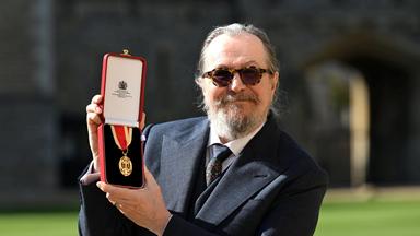 Prinz William schlägt Gary Oldman zum Ritter