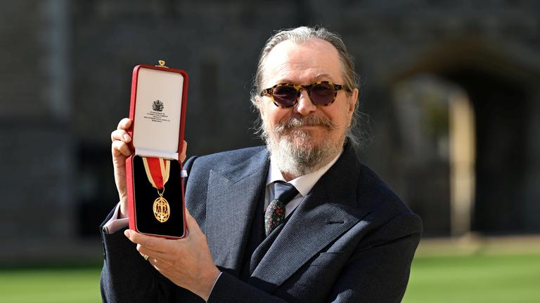 Prinz William schlägt Gary Oldman zum Ritter