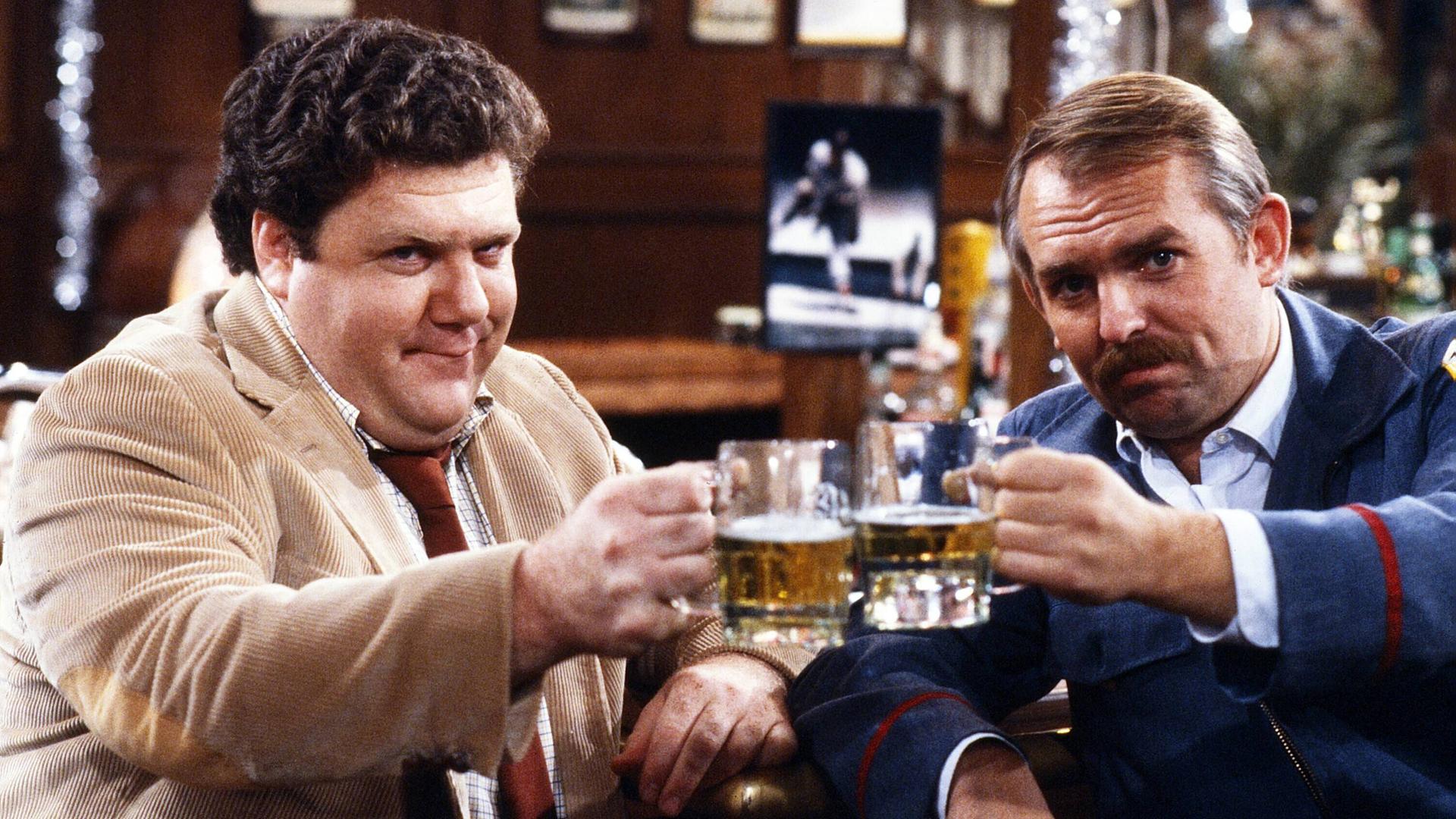 Schauspieler George Wendt (L) und John Ratzenberger in der TV-Serie "Cheers", 1982
