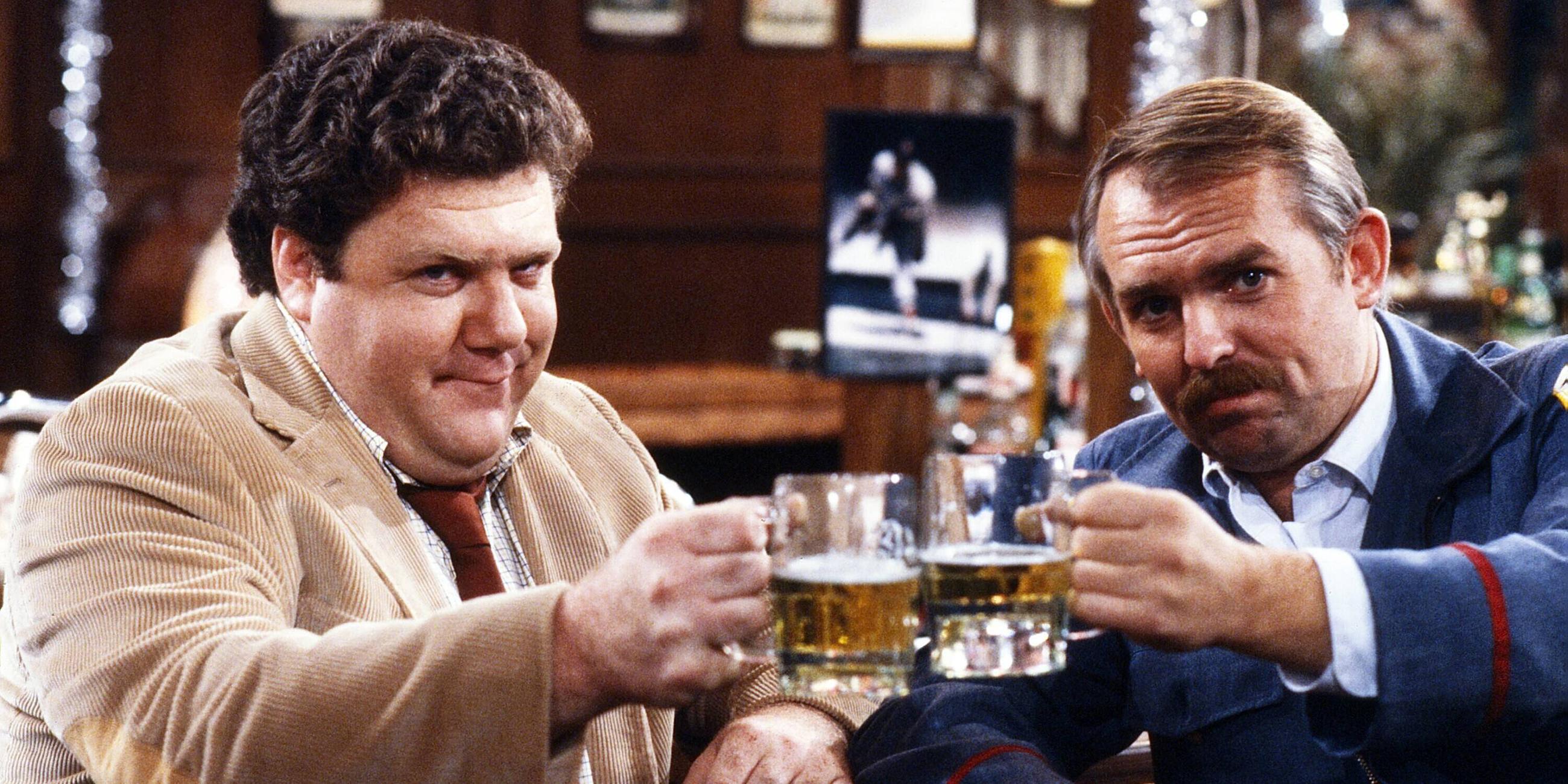 Schauspieler George Wendt (L) und John Ratzenberger in der TV-Serie "Cheers", 1982
