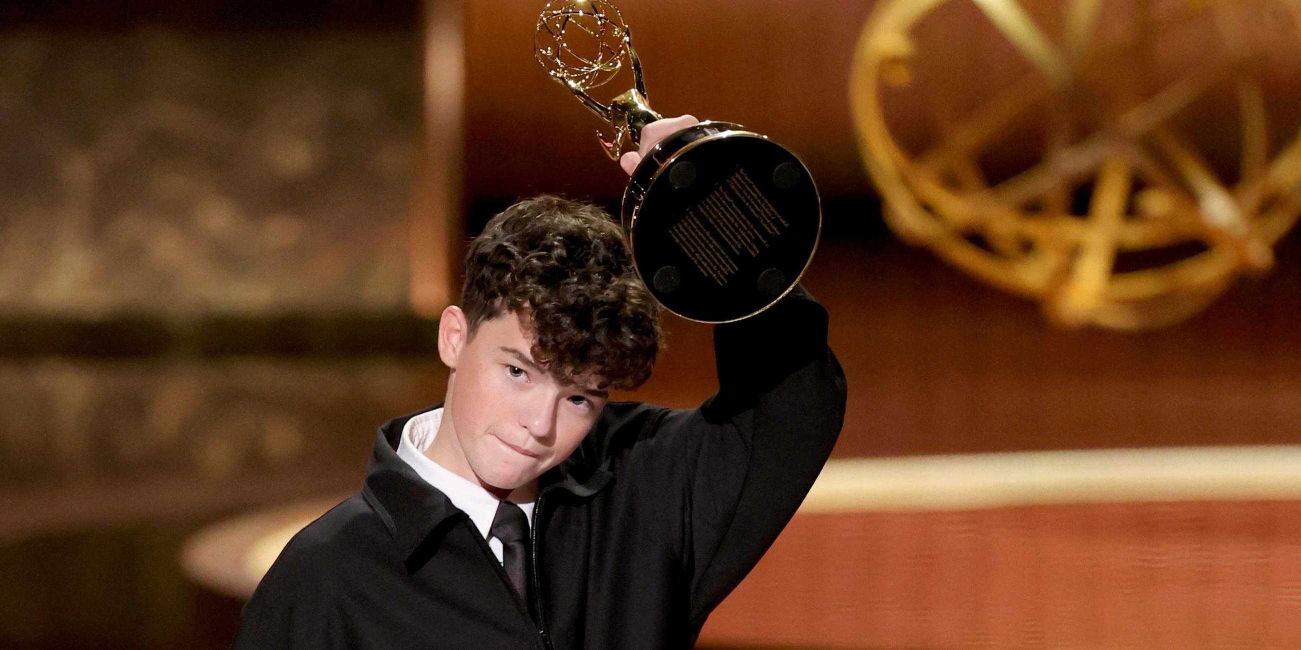 Owen Cooper nimmt auf der Bühne des Peacock Theater in Los Angeles, Kalifornien, am 14.09.2025 während der 77. Primetime Emmy Awards den Preis für den besten Nebendarsteller in einer Miniserie oder Anthologieserie oder einem Fernsehfilm für „Adolescence“ entgegen.