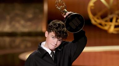 Owen Cooper nimmt auf der Bühne des Peacock Theater in Los Angeles, Kalifornien, am 14.09.2025 während der 77. Primetime Emmy Awards den Preis für den besten Nebendarsteller in einer Miniserie oder Anthologieserie oder einem Fernsehfilm für „Adolescence“ entgegen.
