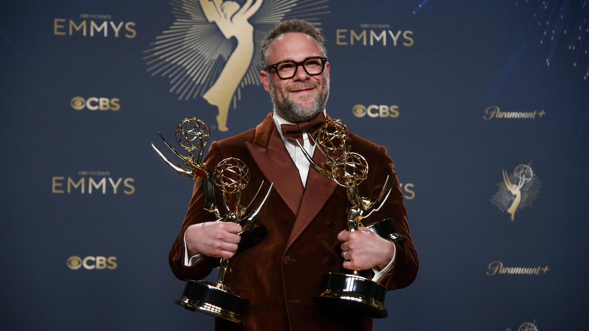 Seth Rogen, Gewinner der Preise für den herausragenden Hauptdarsteller in einer Comedy-Serie, die herausragende Regie in einer Comedy-Serie, das herausragende Drehbuch in einer Comedy-Serie und die herausragende Comedy-Serie für "The Studio", posiert im Presseraum während der 77. Primetime Emmy Awards im Peacock Theater am 14.09.2025 in Los Angeles, Kalifornien.