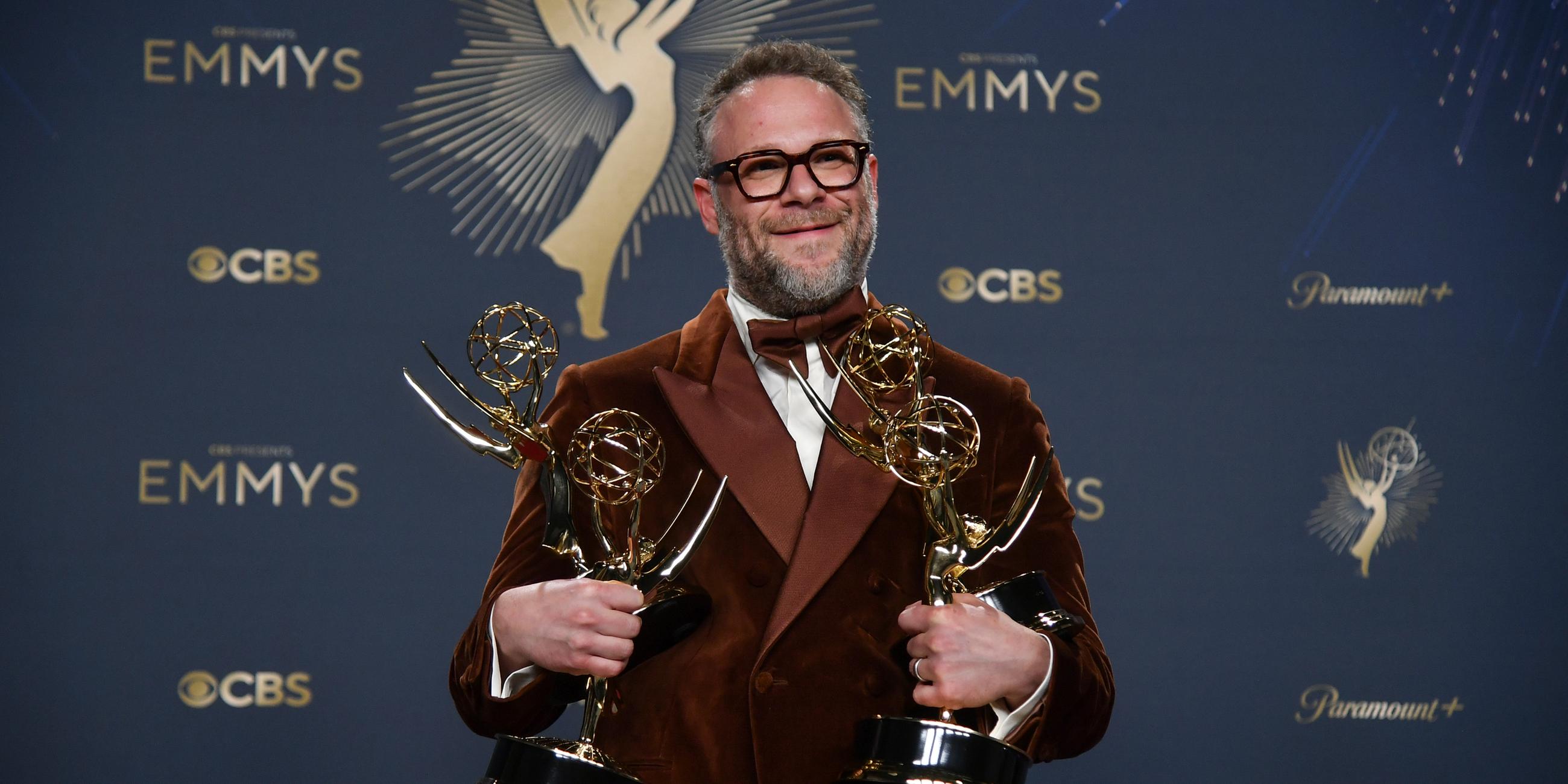 Seth Rogen, Gewinner der Preise für den herausragenden Hauptdarsteller in einer Comedy-Serie, die herausragende Regie in einer Comedy-Serie, das herausragende Drehbuch in einer Comedy-Serie und die herausragende Comedy-Serie für "The Studio", posiert im Presseraum während der 77. Primetime Emmy Awards im Peacock Theater am 14.09.2025 in Los Angeles, Kalifornien.