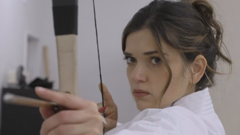 Caroline Hartig mit Pfeil und Bogen