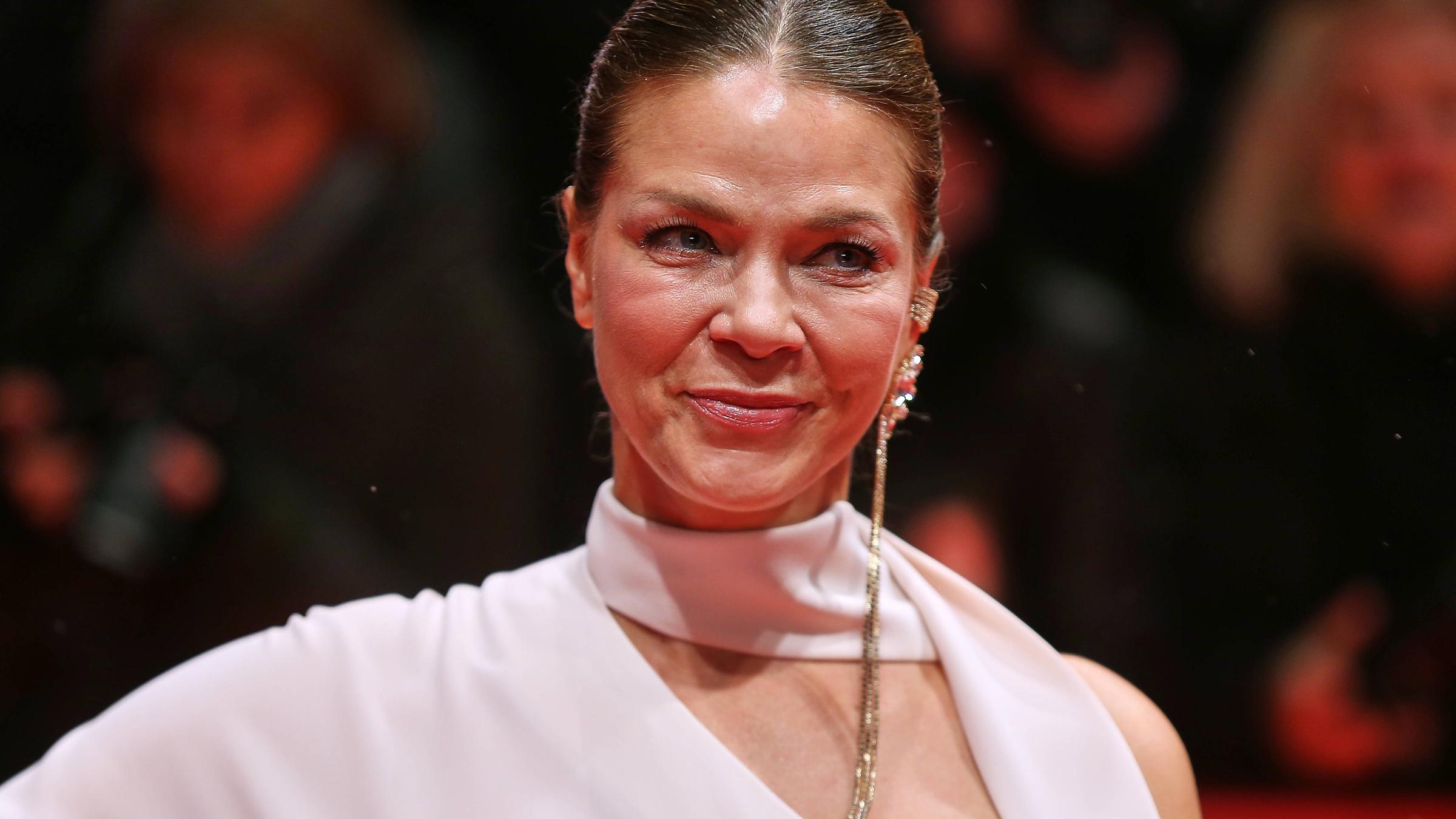 Schauspielerin Jessica Schwarz am 13.02.2025 bei der Berlinale-Eröffnung auf dem roten Teppich.