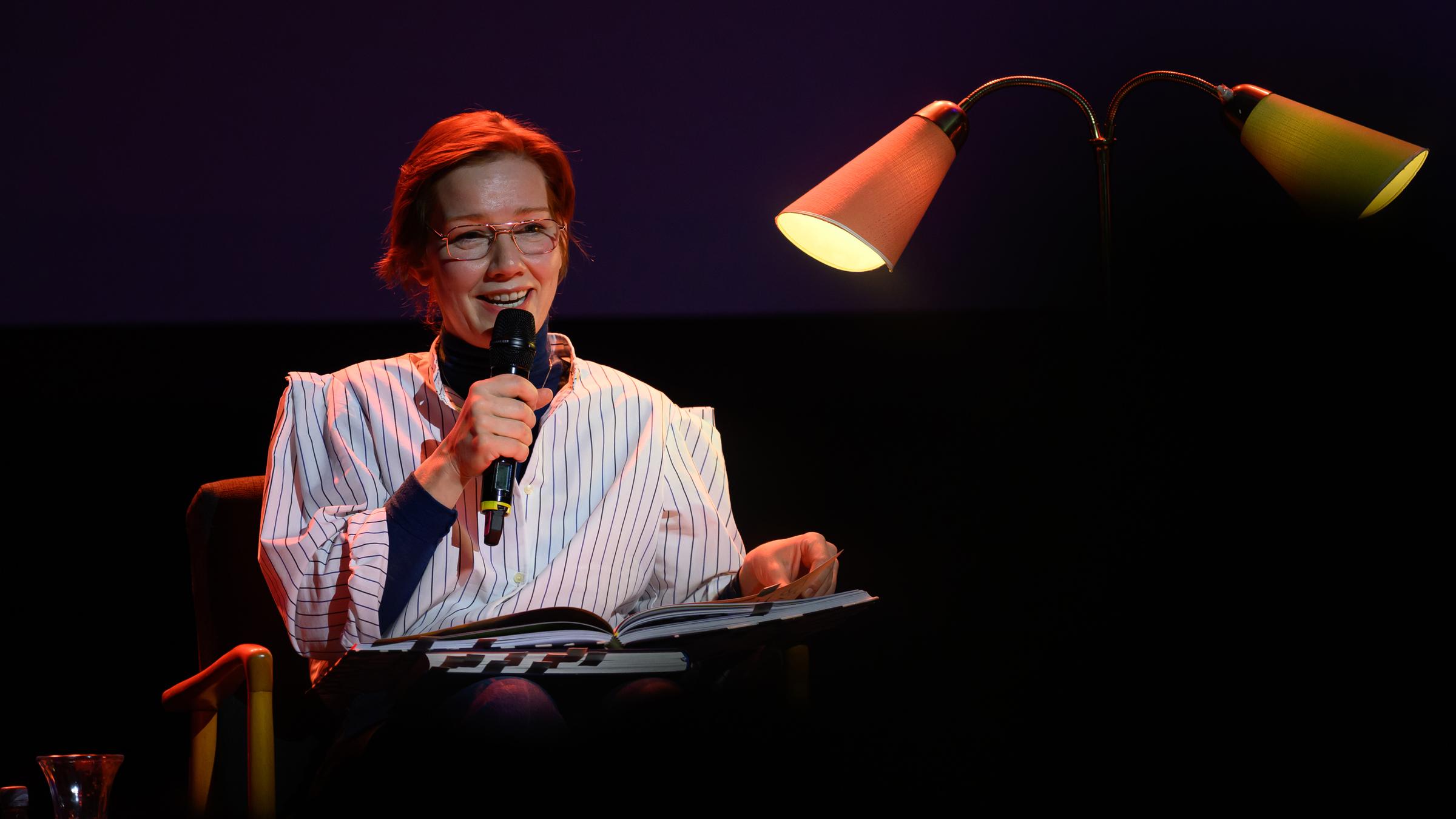 Die international erfolgreiche Schauspielerin Sandra Hüller liest am bundesweiten Vorlesetag am 21.11.2025 in Leipzig aus Kinderbüchern vor.