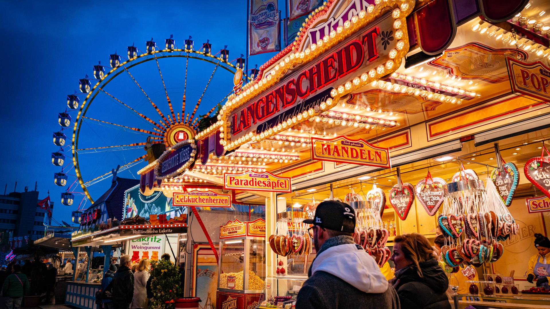 Ein Schaustellerstand auf dem Hamburger Volksfest DOM am 22.03.2024.
