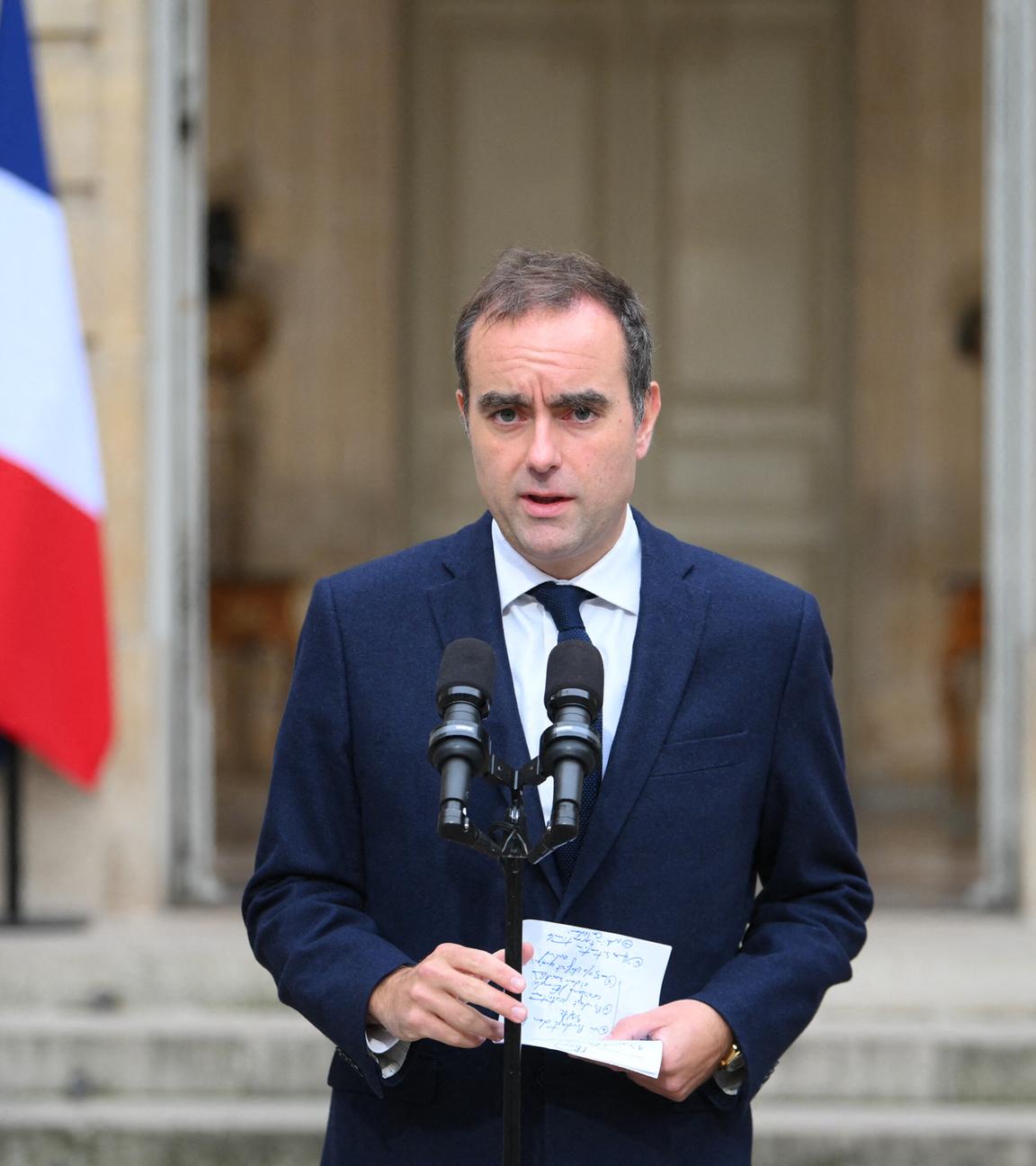 Der scheidende französische Premierminister Sébastien Lecornu gibt ein Statement vor dem Hotel Matignon in Paris.