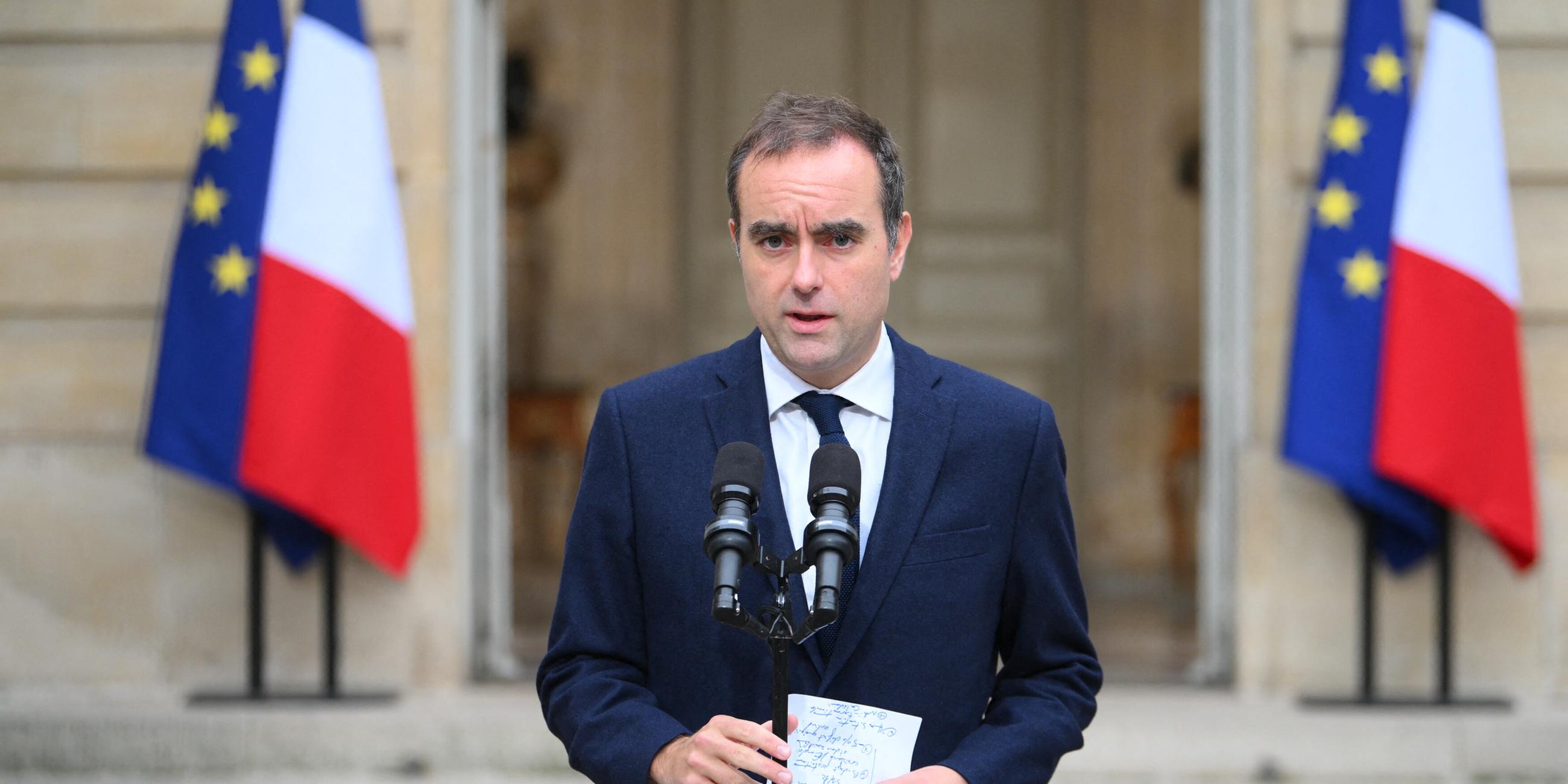 Der scheidende französische Premierminister Sébastien Lecornu gibt ein Statement vor dem Hotel Matignon in Paris.