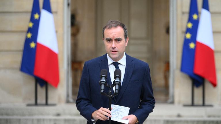 Der scheidende französische Premierminister Sébastien Lecornu gibt ein Statement vor dem Hotel Matignon in Paris.