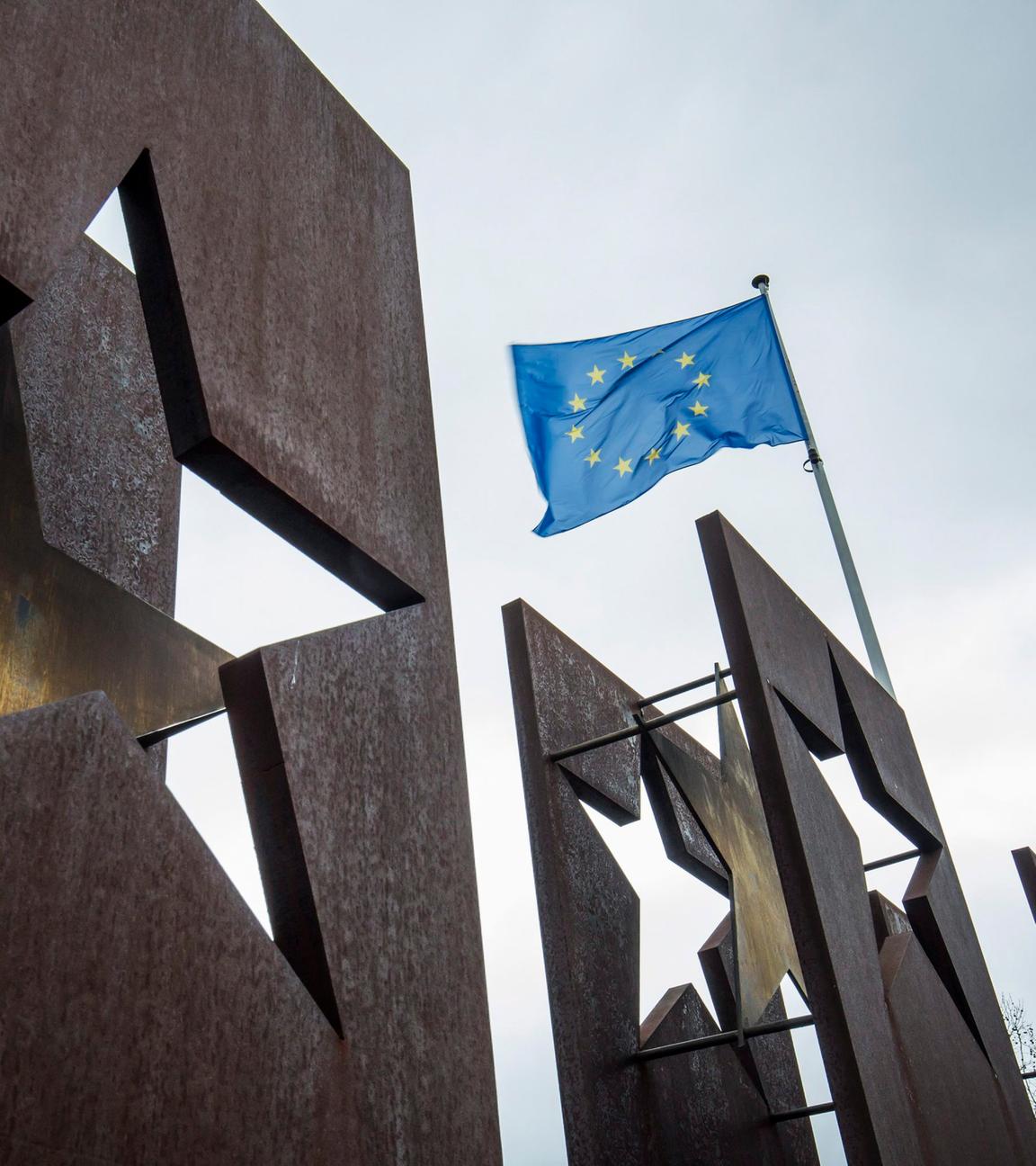 Eine Europa-Fahne weht über dem Schengen-Denkmal in Luxemburg.