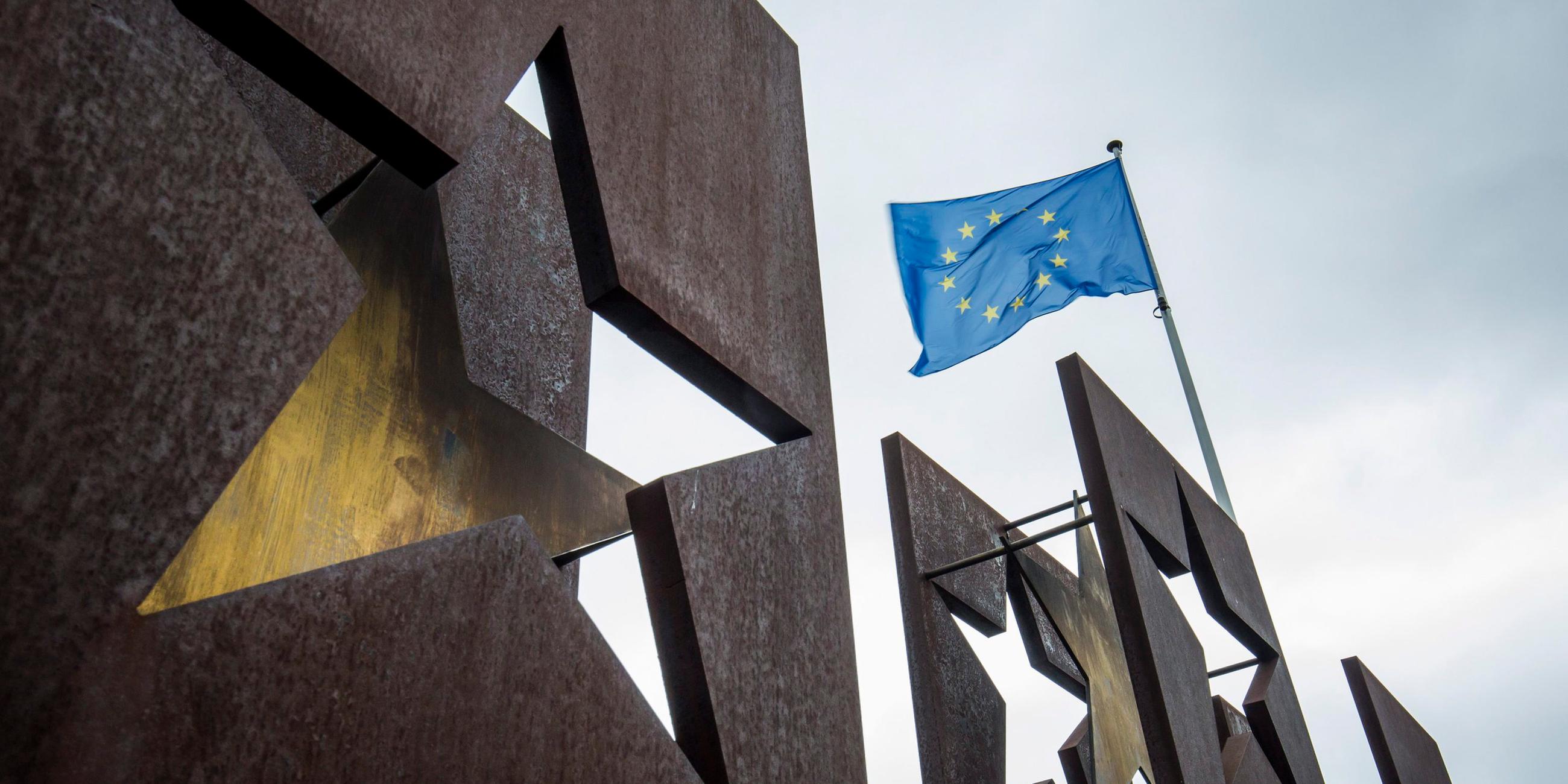 Eine Europa-Fahne weht über dem Schengen-Denkmal in Luxemburg.