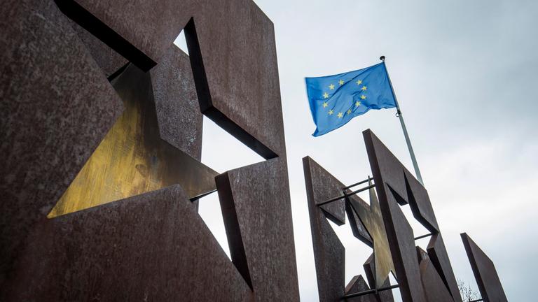 Eine Europa-Fahne weht über dem Schengen-Denkmal in Luxemburg.