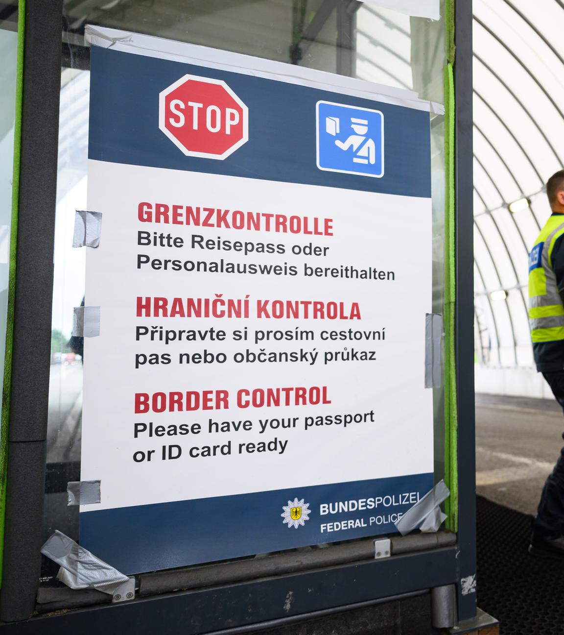 Reitzenhain: Bundespolizisten kontrollieren an der deutsch-tschechischen Grenze den Grenzverkehr. 