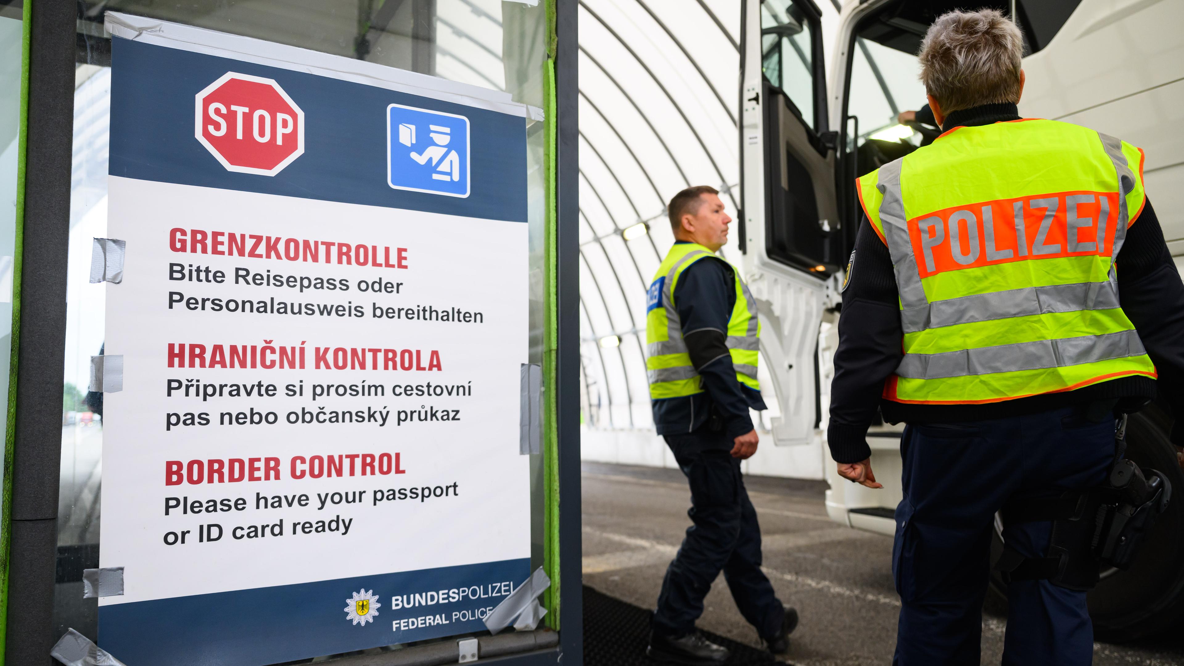 Reitzenhain: Bundespolizisten kontrollieren an der deutsch-tschechischen Grenze den Grenzverkehr. 