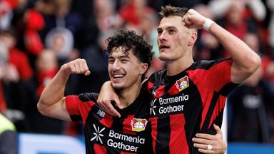 Der Leverkusener Stürmer Patrik Schick jubelt nach seinem Treffer zum 2:1 in der Bundesligapartie gegen den SC Freiburg gemeinsam mit seinem Teamkollegen Ibrahim Maza.