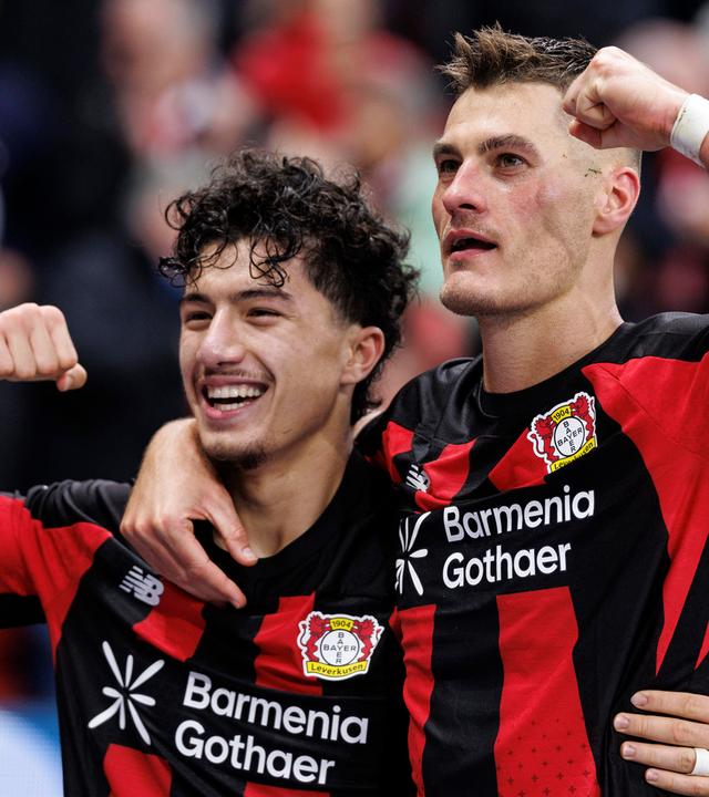 Der Leverkusener Stürmer Patrik Schick jubelt nach seinem Treffer zum 2:1 in der Bundesligapartie gegen den SC Freiburg gemeinsam mit seinem Teamkollegen Ibrahim Maza.