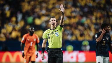 Fußball-Weltmeisterschaft 2026, Elfenbeinküste - Ecuador: Schiedsrichter Francois Letexier (Frankreich) zählt einen Countdown