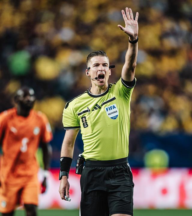Fußball-Weltmeisterschaft 2026, Elfenbeinküste - Ecuador: Schiedsrichter Francois Letexier (Frankreich) zählt einen Countdown