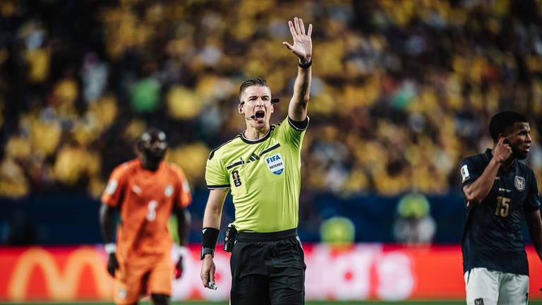 Fußball-Weltmeisterschaft 2026, Elfenbeinküste - Ecuador: Schiedsrichter Francois Letexier (Frankreich) zählt einen Countdown